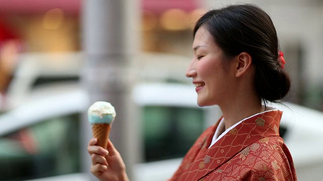 穿着和服的日本女孩在涉谷吃冰淇淋