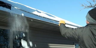 用屋顶耙清除冬季积雪