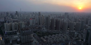 日落时分，天津的天际线和现代化的办公大楼