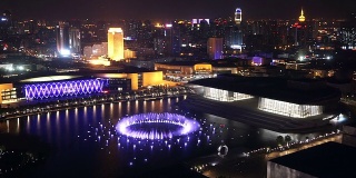 繁忙的交通，灯火通明的建筑和街道在现代城市天津的夜晚，时间流逝。