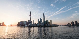 繁忙的船只在河和全景的上海城市景观日出，时间流逝。