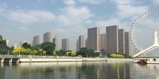 天津河边的天际线和现代建筑，实时呈现。