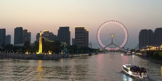 黄昏时分，天津河边的天际线和现代建筑。