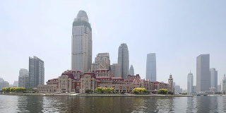 天津河边的天际线和现代建筑，实时呈现。