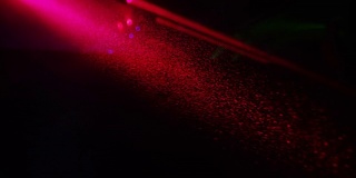 胡里节的微距镜头，一名DJ在慢镜头中为胡里节派对上色，粉尘漂浮在空中