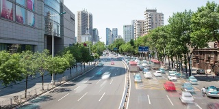 天津多车道高速公路和建筑物上的繁忙交通，时间流逝。