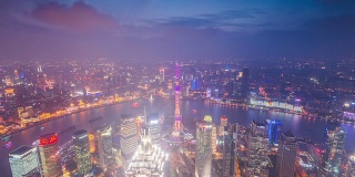 全景天际线，建筑和交通在上海，时间流逝。