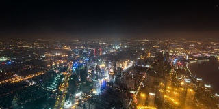 夜晚上海的全景天际线、建筑和交通，时光流逝。