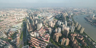 全景天际线，建筑和交通在上海，时间流逝。