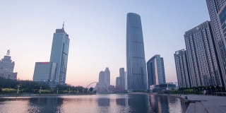 日出时分，天津河边的天际线和现代建筑瞬间消失。