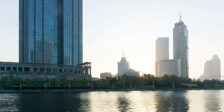 日出时分，天津河边的天际线和现代建筑。