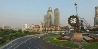 鸟瞰图，天津繁忙的交通圈和行人步行。