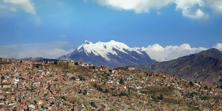 与玻利维亚的拉巴斯自然形成对比