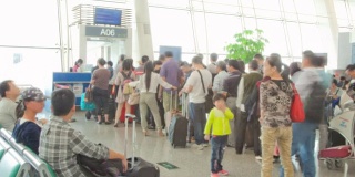 旅客在登机前拥挤在机场门口