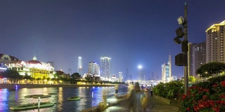 夜深人静，天津的天际线和现代建筑在河岸上，瞬间消失。