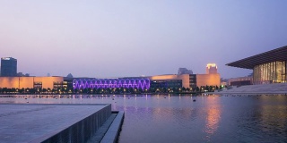 现代建筑与都市都市景观的天津黄昏到夜晚，时光流逝。