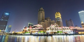 夜深人静，天津的天际线和现代建筑在河岸上，瞬间消失。