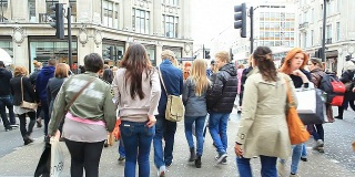 在英国伦敦牛津广场步行的通勤人群