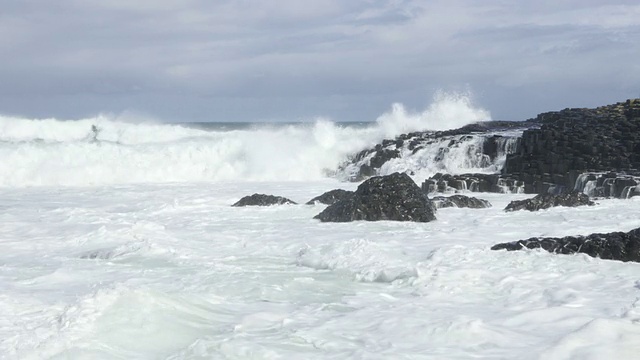海浪粉碎岩石，巨人的堤道，北爱尔兰