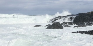 海浪粉碎岩石，巨人的堤道，北爱尔兰
