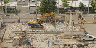 挖掘机清理建筑工地的混凝土残骸