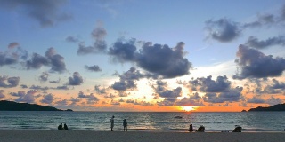 沙滩上的延时日落