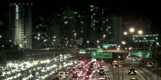 夜间城市交通与散焦建筑的背景