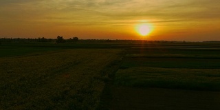 空中拖拉机在黄昏时犁地