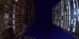 夜间建筑-抬头看天空