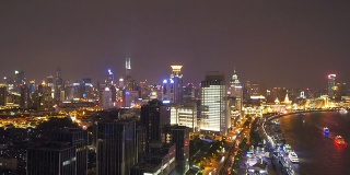 夜深人静，上海的天际线和现代建筑映入眼帘。