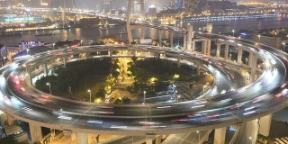 天际线和交通繁忙的高架路交叉口在夜间，时间流逝。