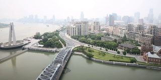 天际线，交通和上海的现代建筑在河岸，时间流逝