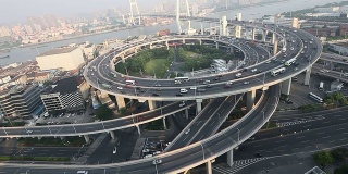 上海高架桥上的天际线和繁忙的交通，实时显示。