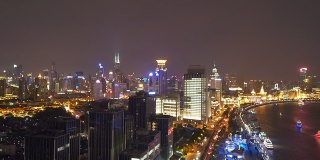 夜深人静，上海的天际线和现代建筑映入眼帘。