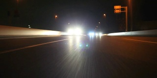 夜间高速公路，后视镜