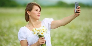 年轻女子拿着一束雏菊拍照