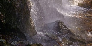 SLO MO瀑布坠落岩石