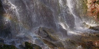SLO MO瀑布撞击岩石