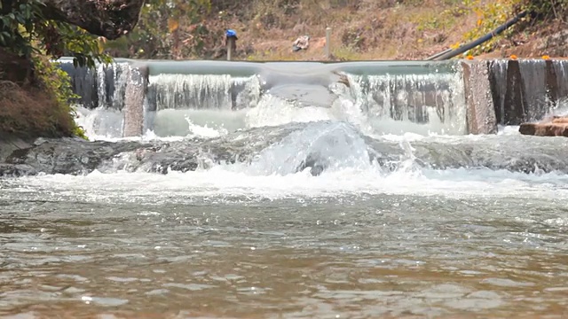 多莉:水从大坝上往下流。