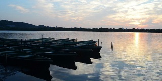 舟在西湖随日出，时光流逝