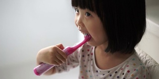 亚洲女孩喜欢她的刷牙程序
