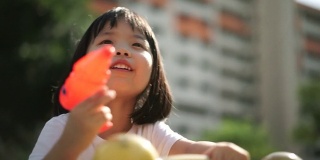 亚洲女孩玩水枪