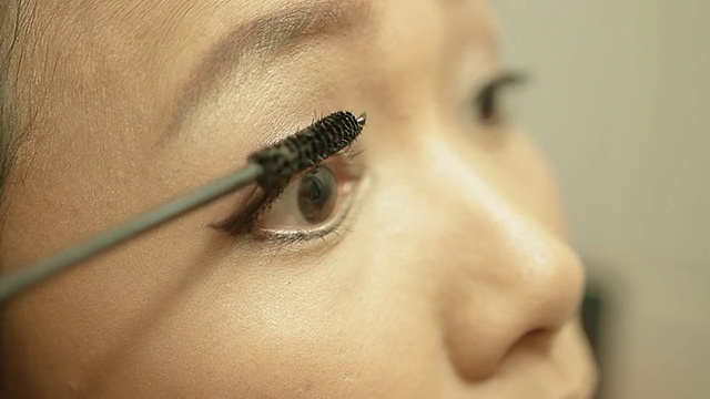 亚洲女性在画眼妆