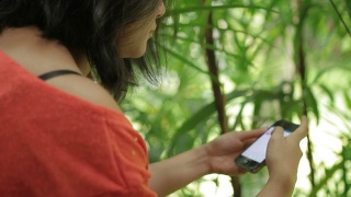 亚洲女性使用智能手机搜索网站视频素材模板下载