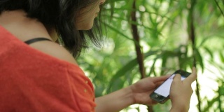 亚洲女性使用智能手机搜索网站