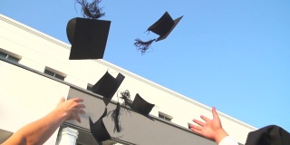 HD:毕业生向空中抛毕业帽。