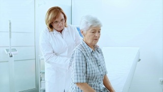女医生在检查老年妇女视频素材模板下载