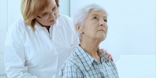 女医生检查老年妇女是否有异常情况