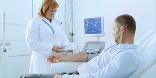 女医生给病人量血压