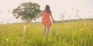TS女孩赤脚跑在草地上